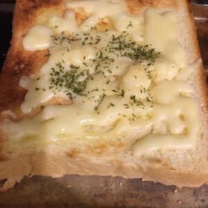 モッツァチーズとパルメザンチーズのトースト